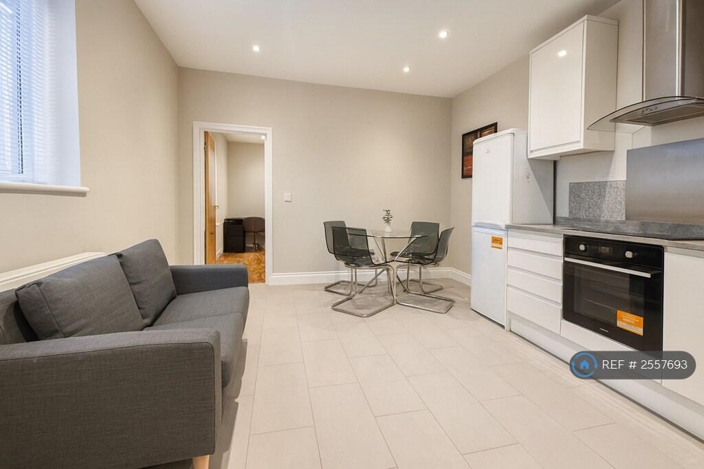 Open Plan Kitchen / Dinning