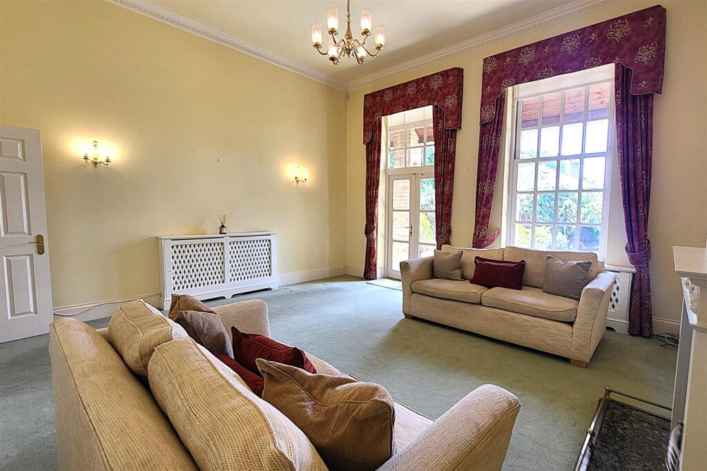 LIVING / DINING ROOM