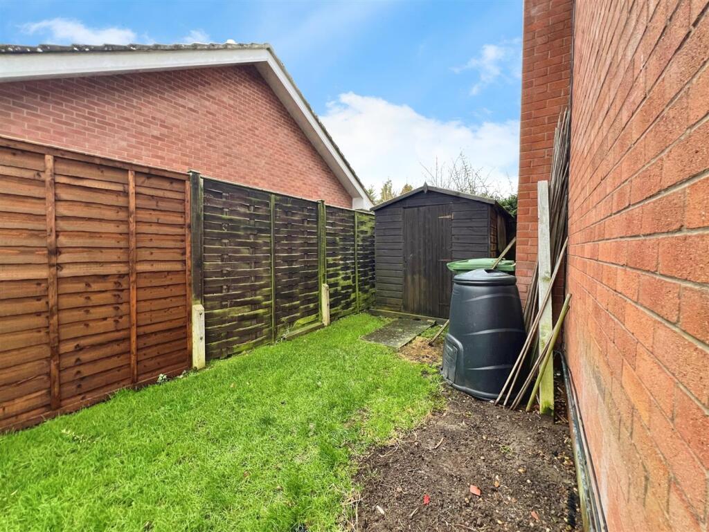 c3891dff-side 20garden.jpg