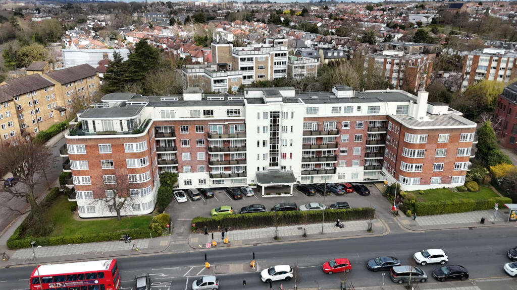 A spacious, chain free well presented 3 bedroom p