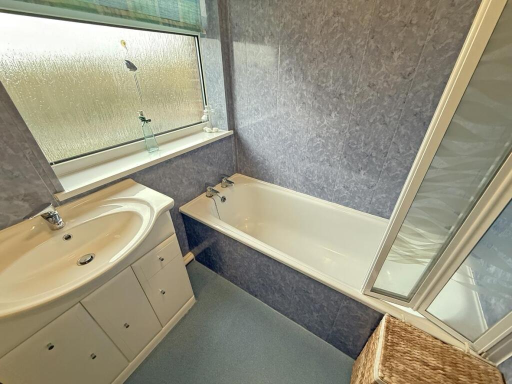 Pattinson Drive 48 - Bathroom.jpg