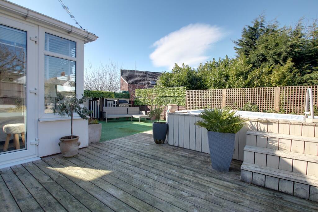 Further photo of the back garden