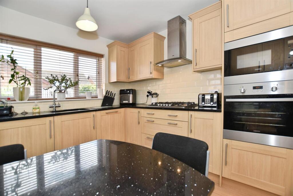 01e53187-kitchen 20close.JPG