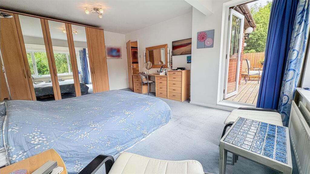 MAIN BEDROOM