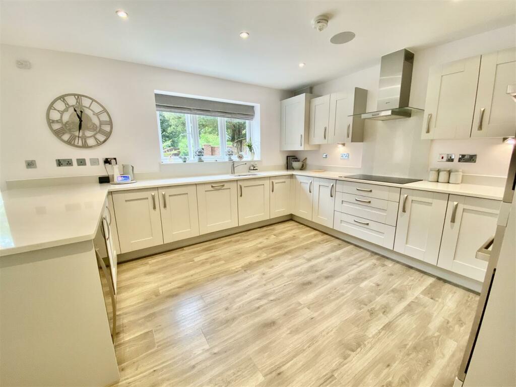 OPEN PLAN KITCHEN/DINING/SITTING ROOM