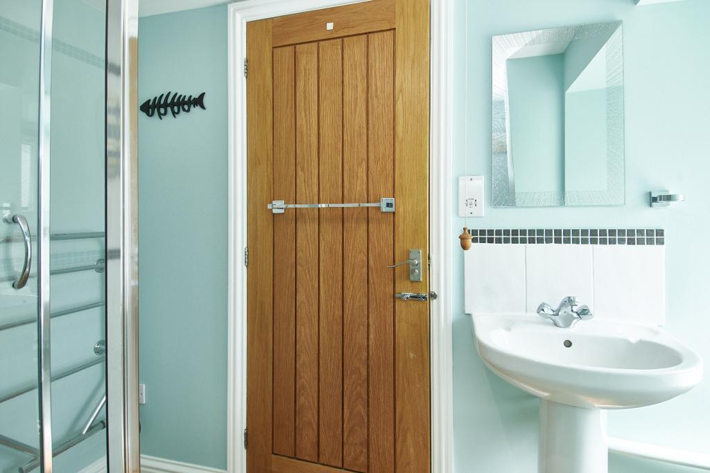 Family bathroom photo 1