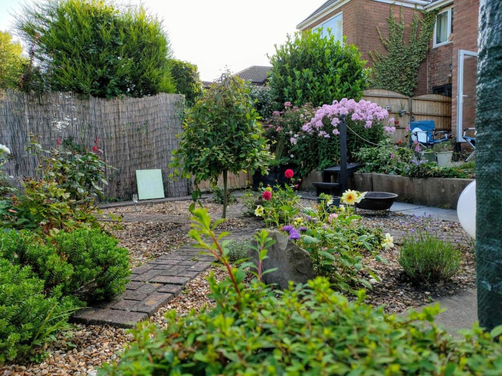ThornAve12gdn11.jpg