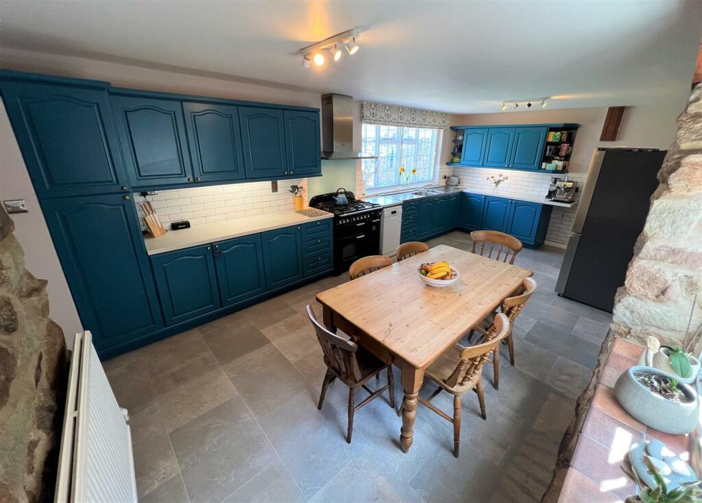 Kitchen 2.JPG