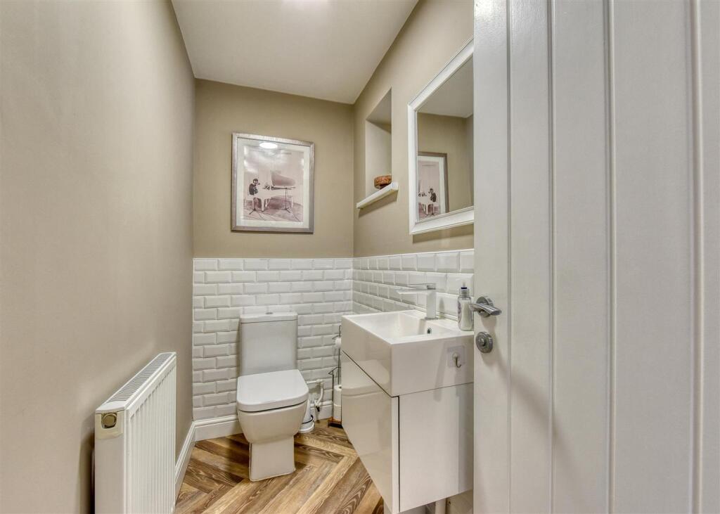 9 Virginia Drive-Cloakroom.jpg