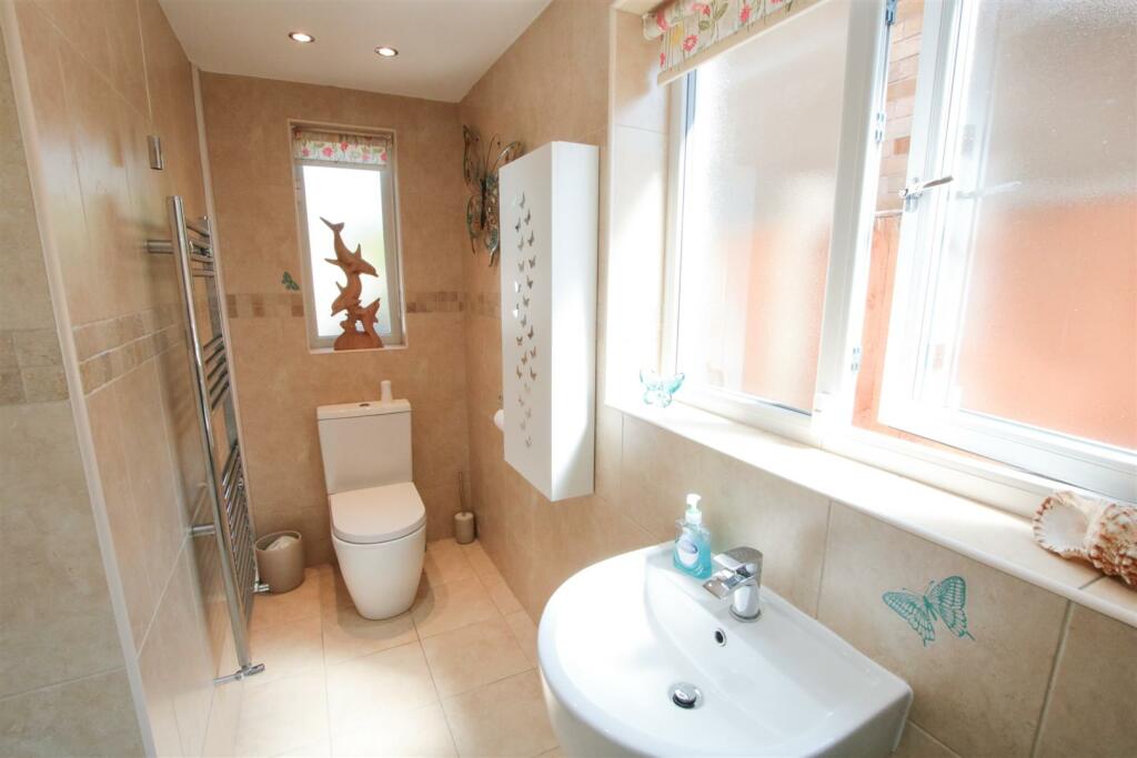 EN SUITE SHOWER ROOM