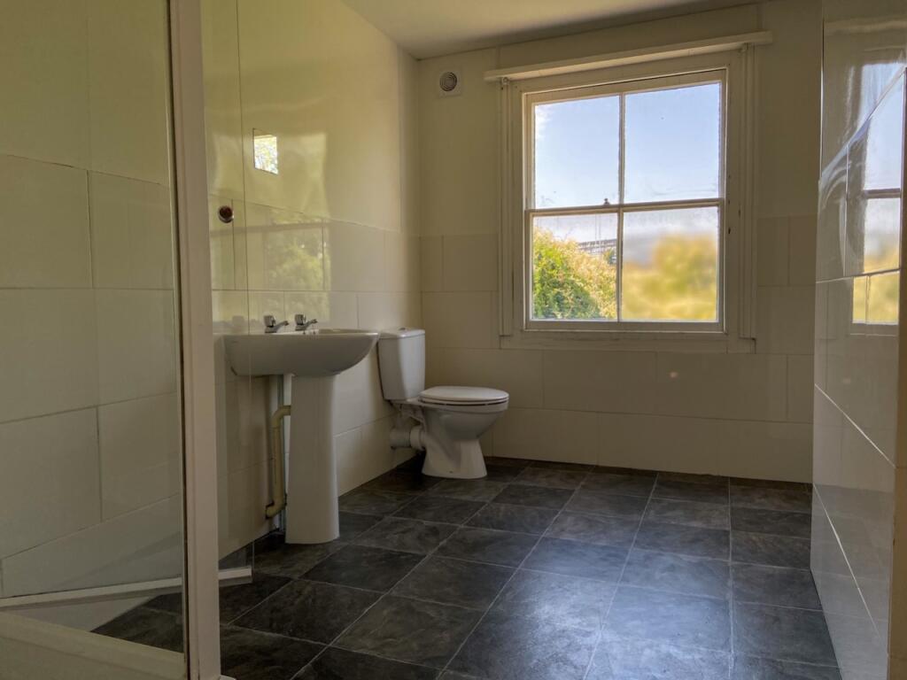 27 De Montford Road Bathroom