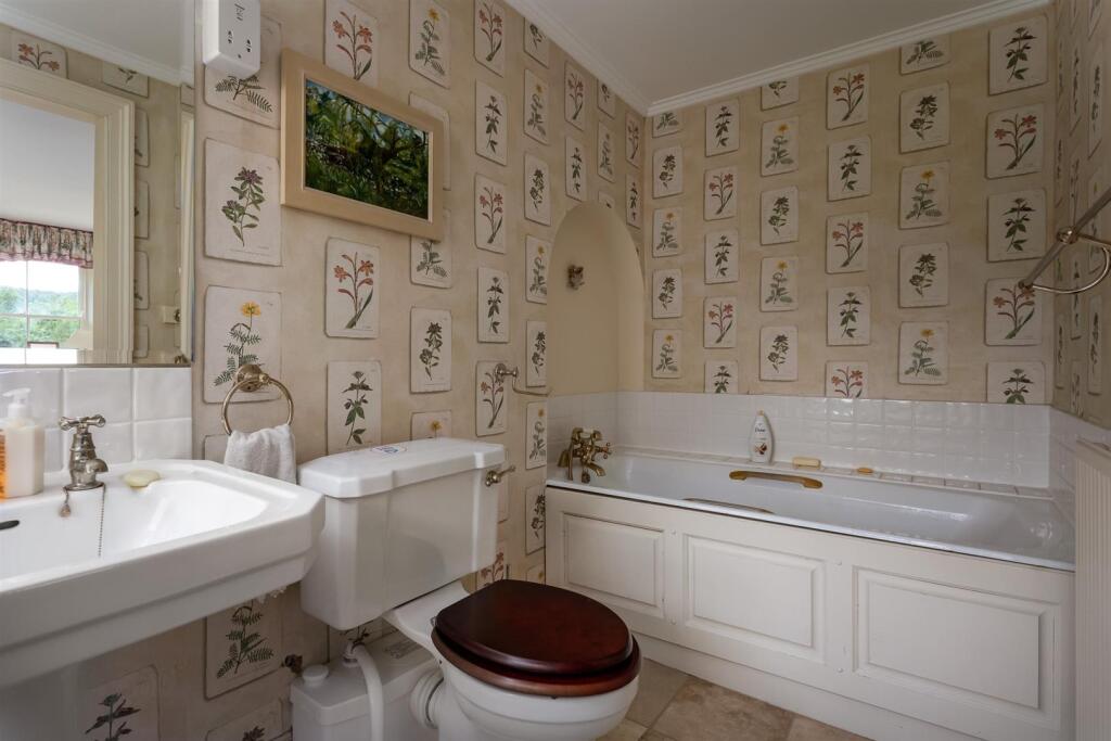 75 - Rockstowes Hill - GL11 5AF - Web.jpg