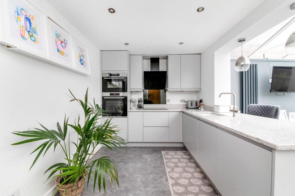OPEN-PLAN BREAKFAST KITCHEN AND FAMILY ROOM