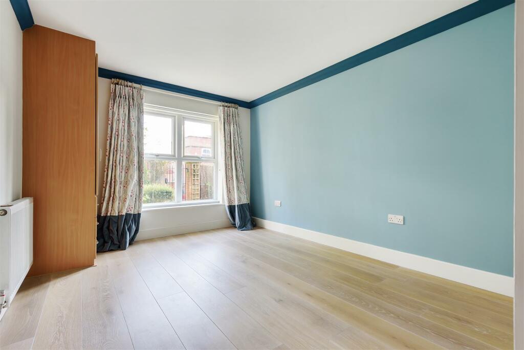 53 Franklin Court Bed.jpg