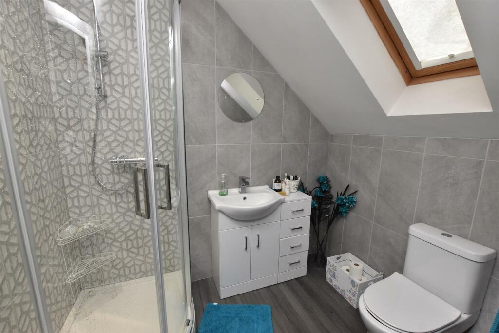 EN SUITE SHOWER ROOM/WC