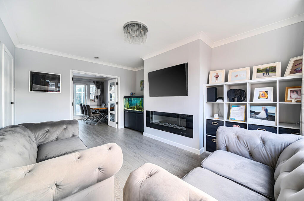 1393670-15-695d1d...