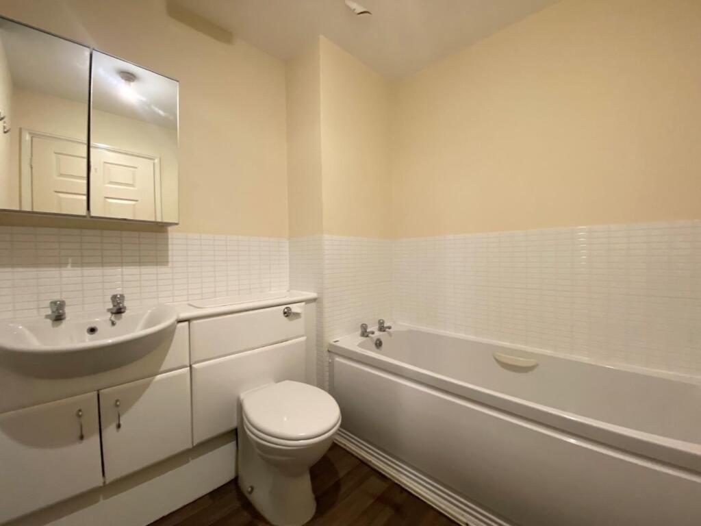 charles house bathroom.jpg