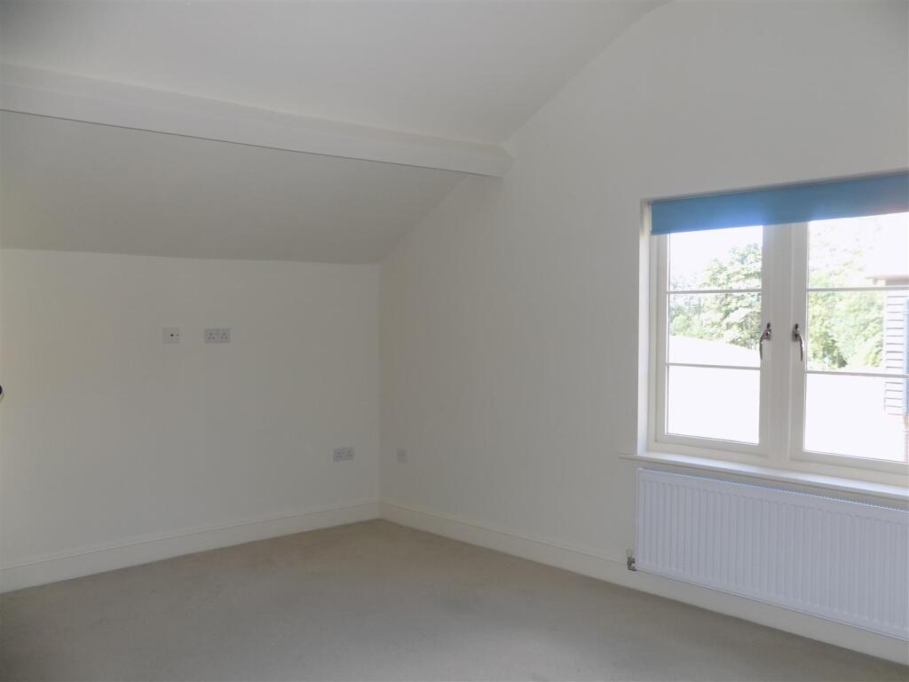 6 Moat Yard - Bed 2 (2).JPG