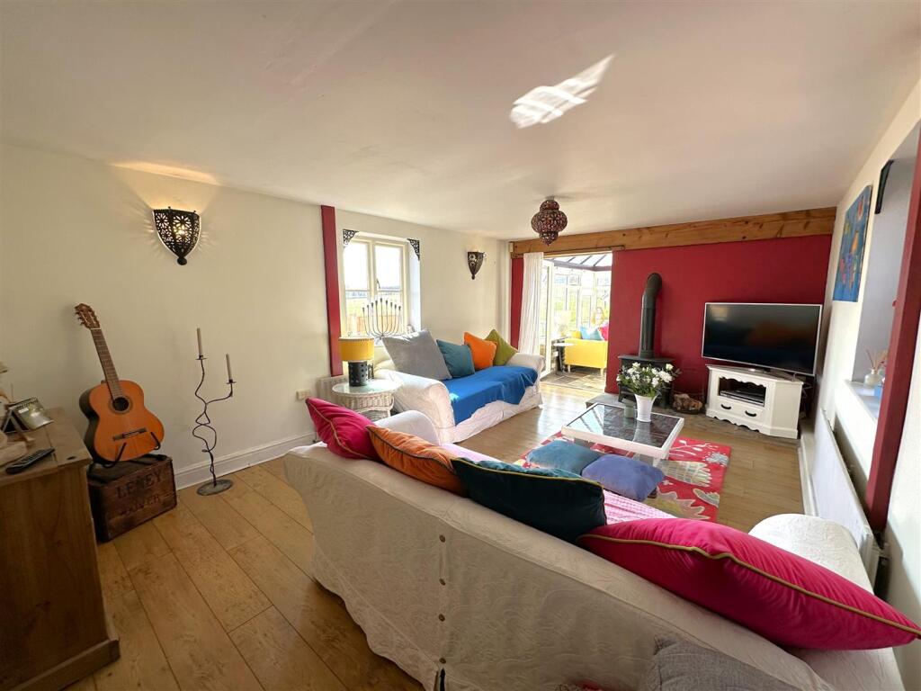 Generous DUAL-ASPECT Living Room 550
