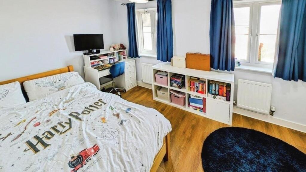 37 Hollybrook bed 2 c.jpg