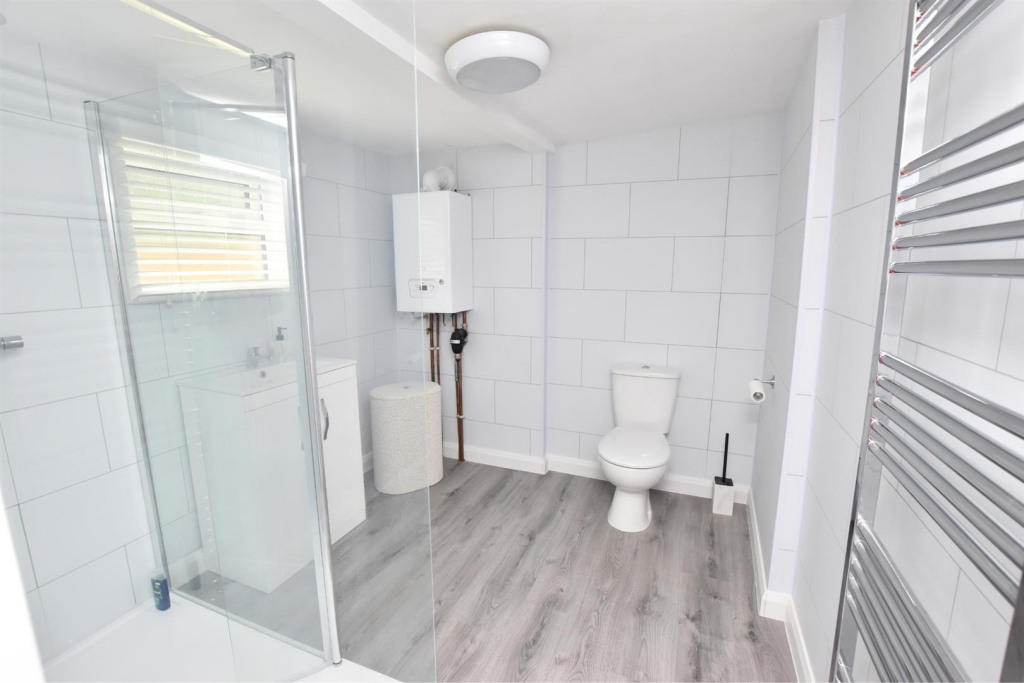 SHOWER ROOM/WC