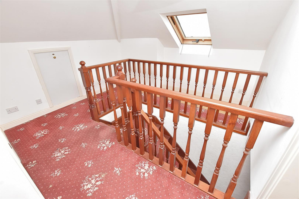 FIRST FLOOR LANDING