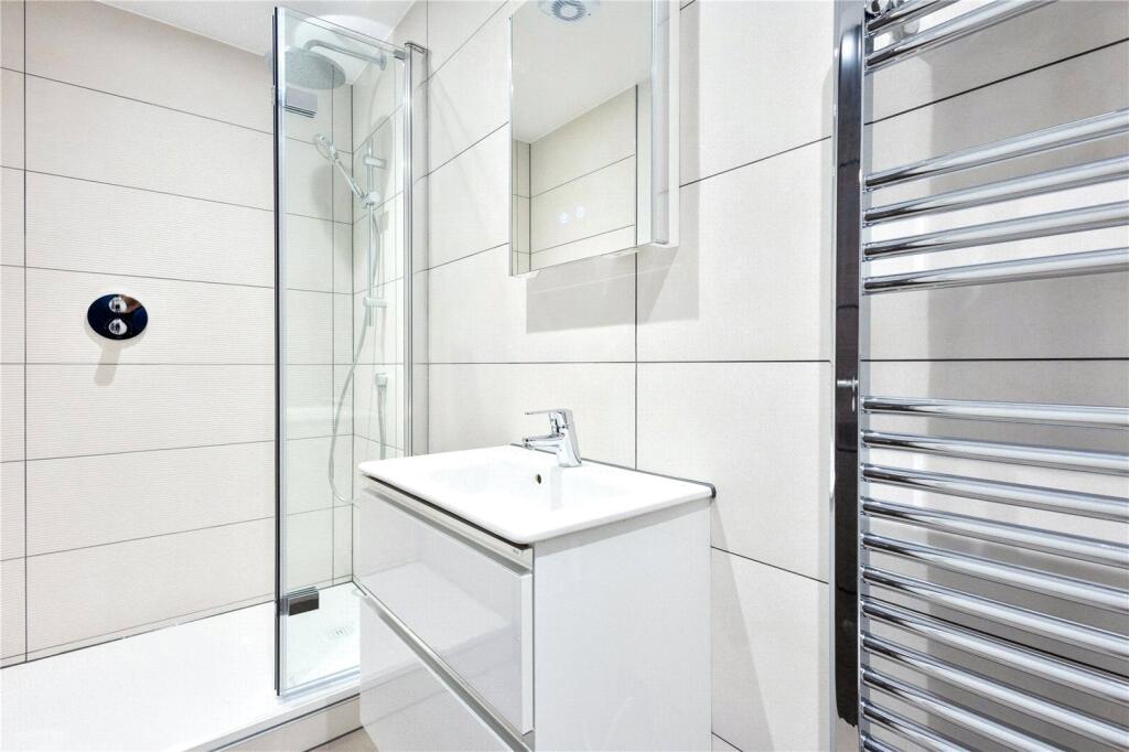Show Room Shower Roo
