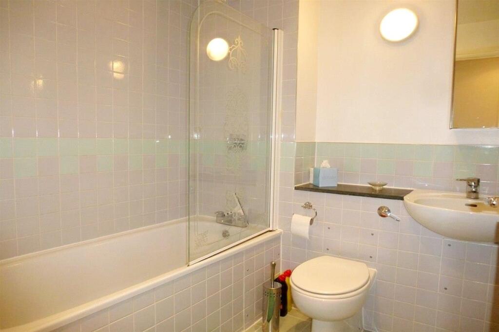 DUNDEE WHARF BATHROOM 2BED.jpg