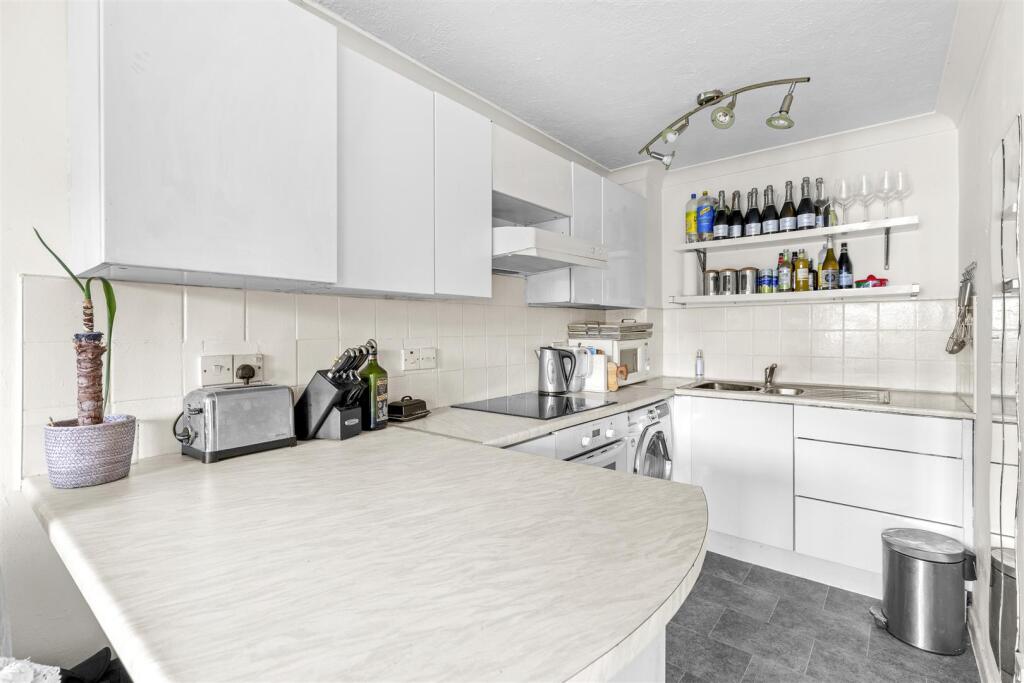 15 Kingfisher Court, Queen Alexandra Road, HP11 2H