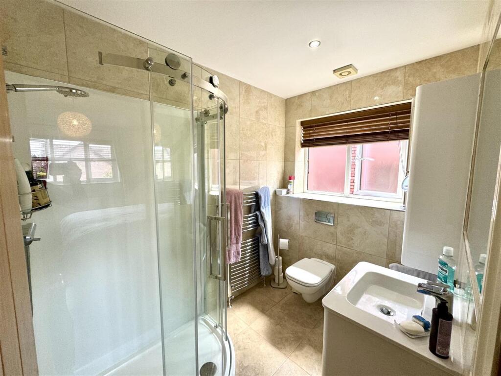 EN-SUITE SHOWER ROOM