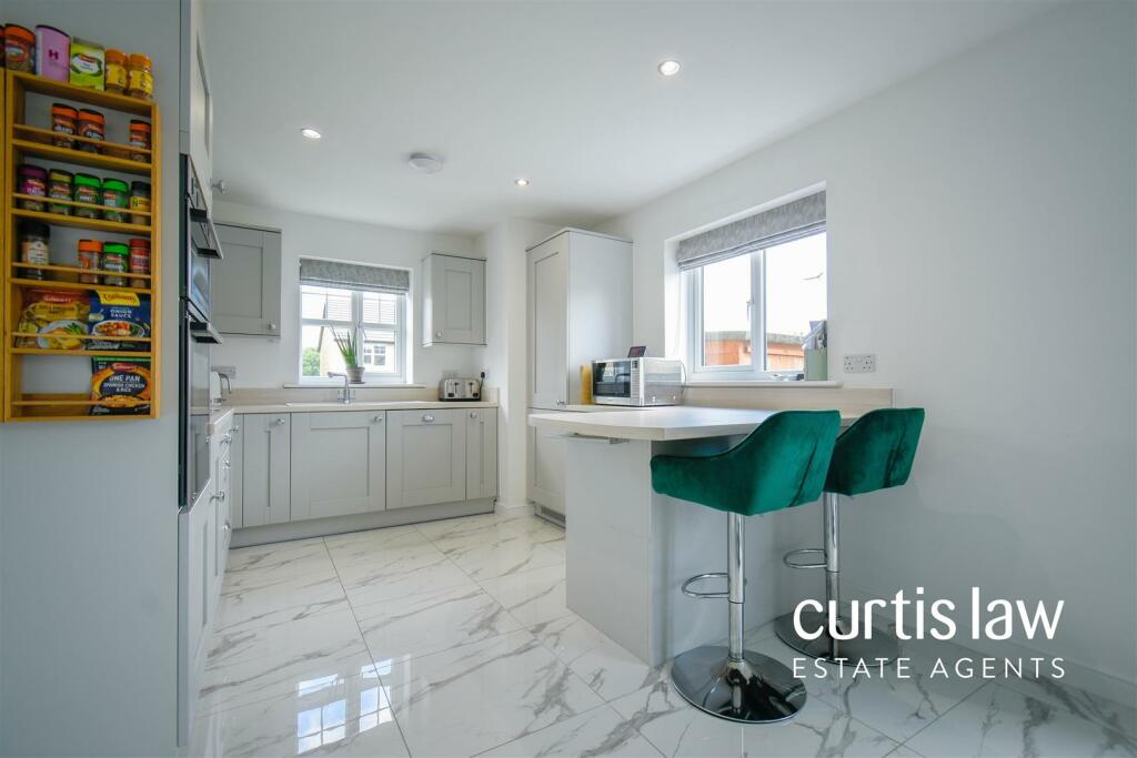 Kitchen/ Dining Room