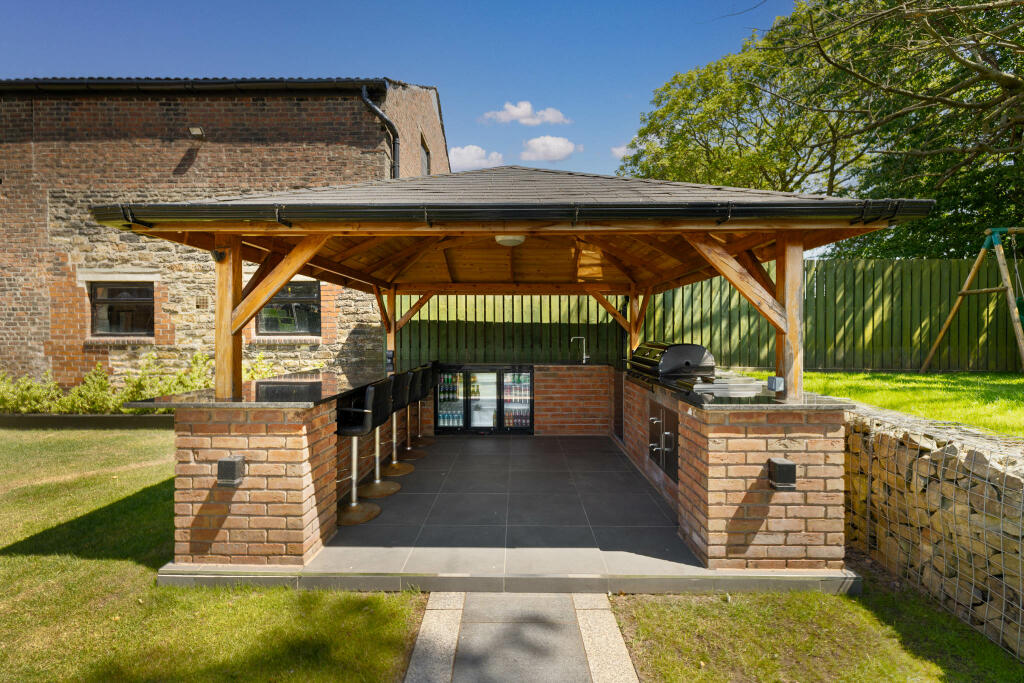 20230615-1220_Highfields Farm, Moss Hall Road, OL1