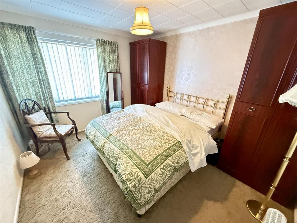 FRONT BEDROOM