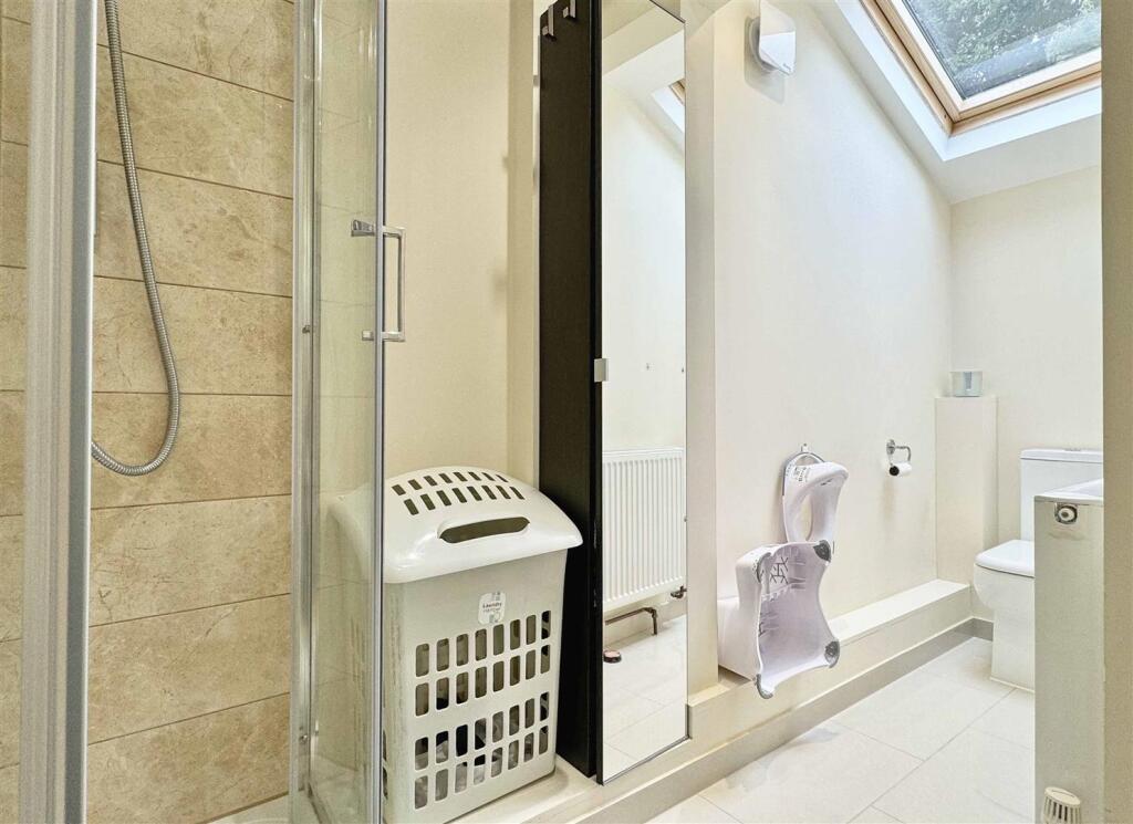 Shower Room b.jpg