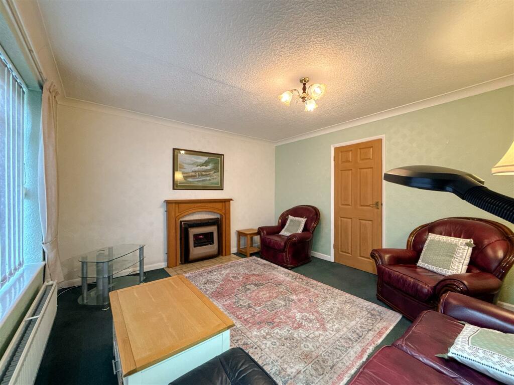 Lounge 1.jpg