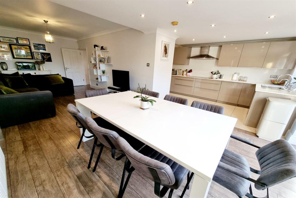 EXTENDED REAR RECEPTION ROOM &amp; FITTED KITCHEN/DINE