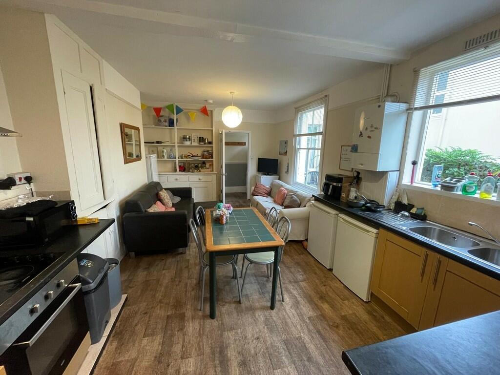kitchen communal ...