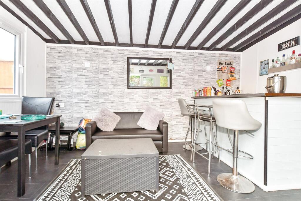 External Feature/Bar