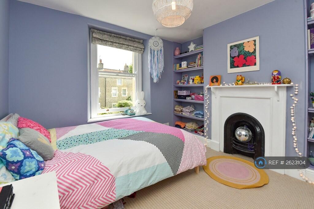 First Floor Double Bedroom (Front Of House)