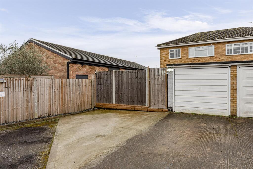 143 High Road, Byfleet, KT14 7RJ - 17.jpg