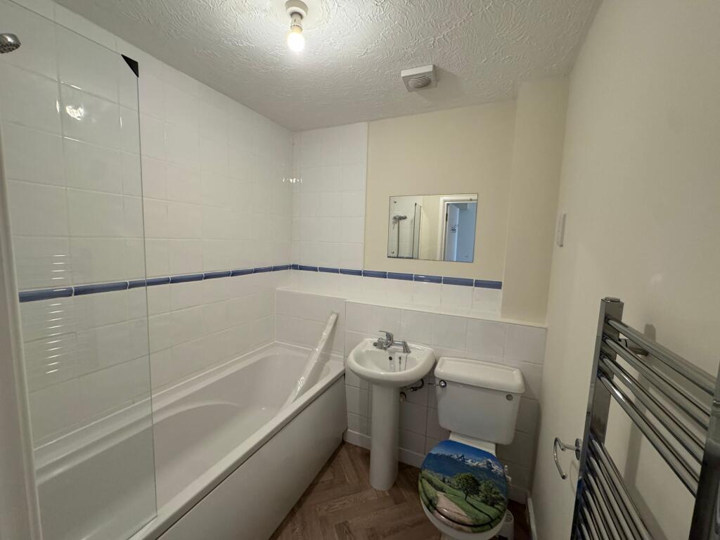 Modern well presented bathroom