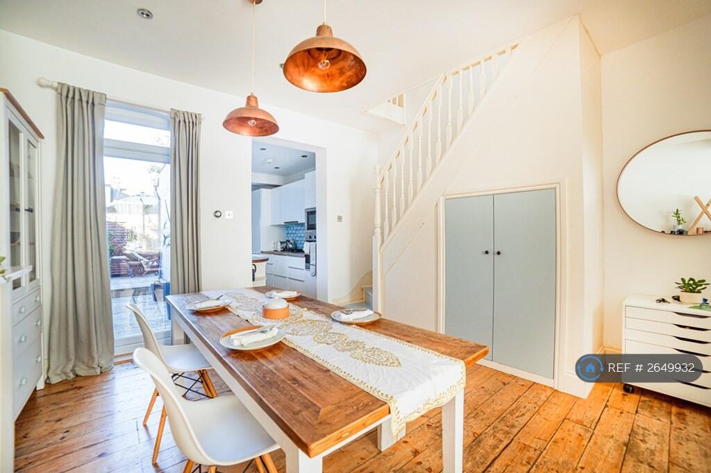 Open Plan Dining / Lounge