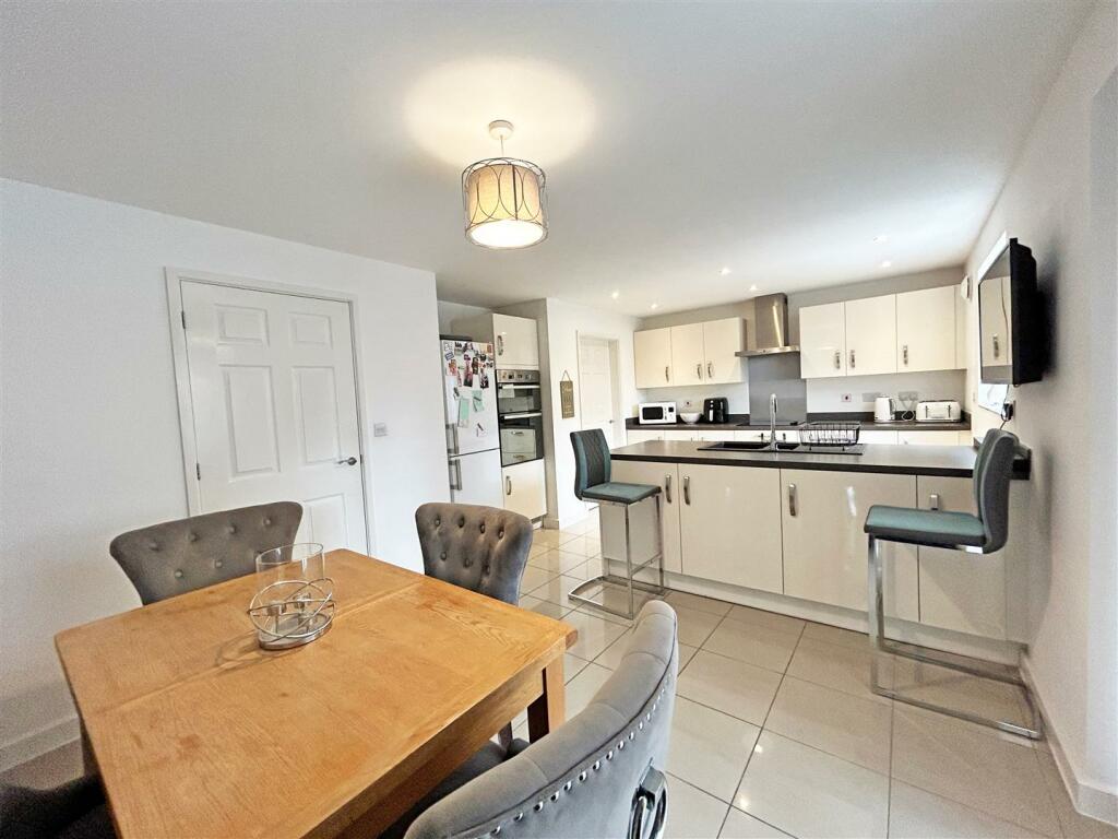 Open Plan Kitchen / Diner