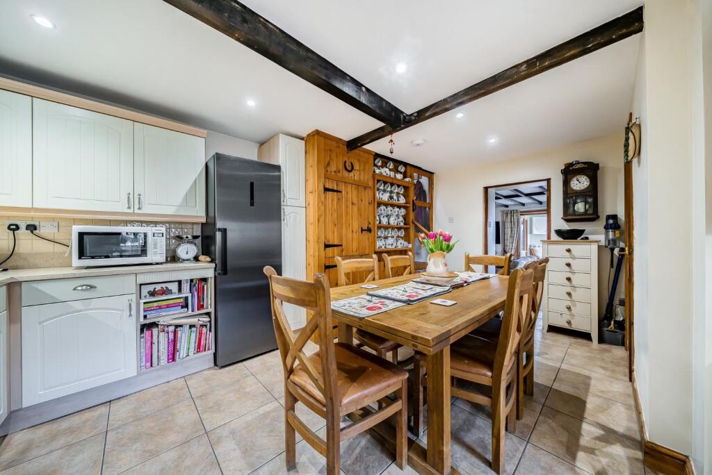 Kitchen dining area 2.jpg