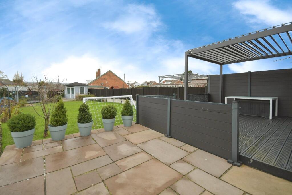 REAR GARDEN 02.jpg