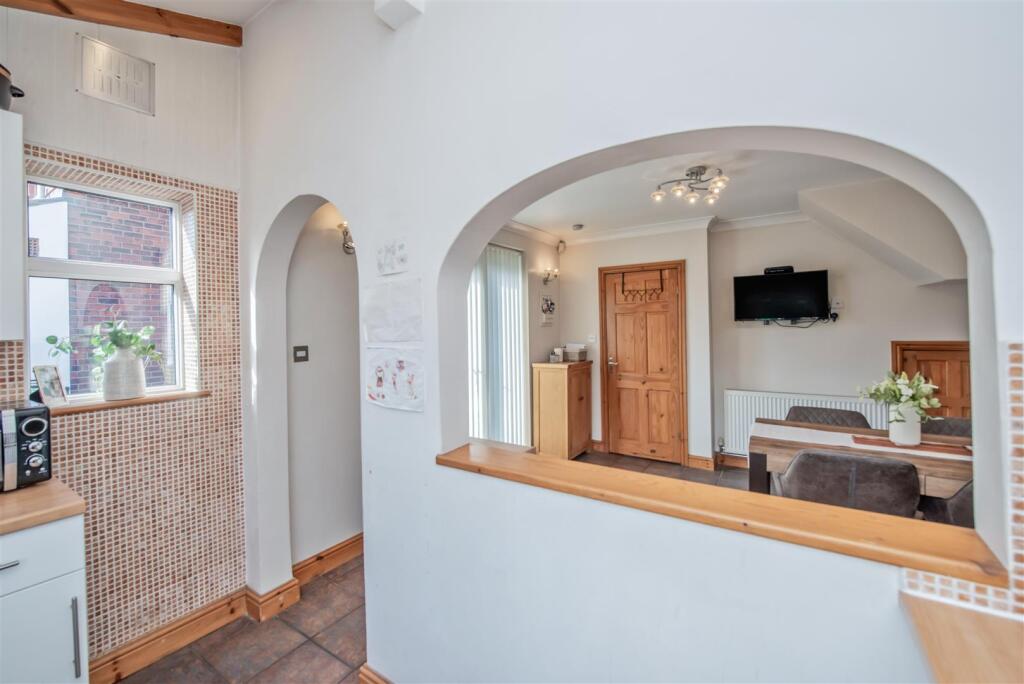 Dining room / Fitted Kitchen:
