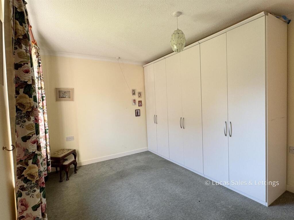 12 Oaktree Ct Kettering-3.jpg