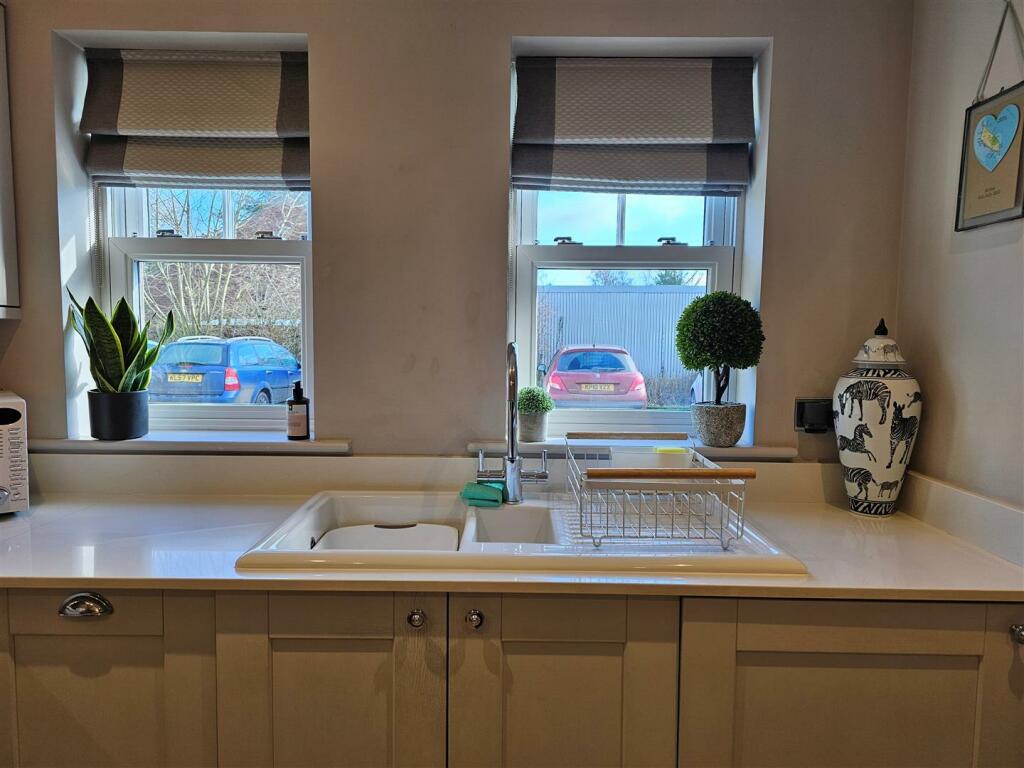 KITCHEN/ DINING ROOM