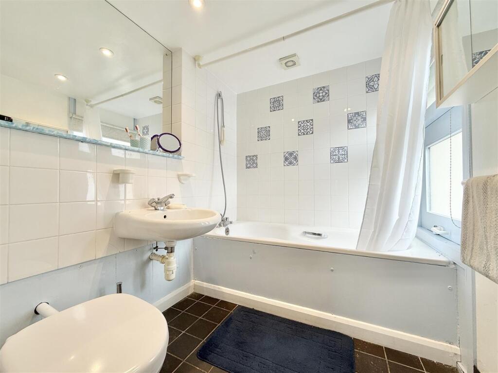 En Suite Bathroom.JPG