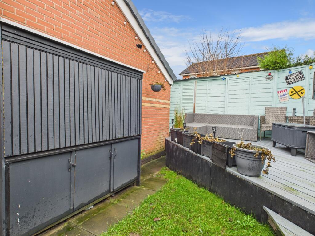 CAM03729G0-PR0195-STILL037